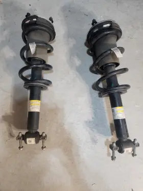 84721643 Gm Trucks 2019-2024 Gmc Sierra 1500 Front Left And Right Side Coil Spring Strut Oem